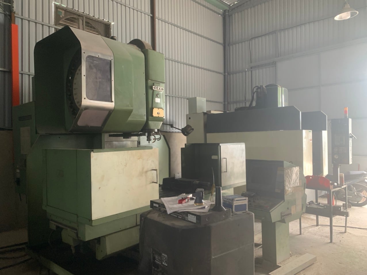 Vertical machining center machine 2.jpg